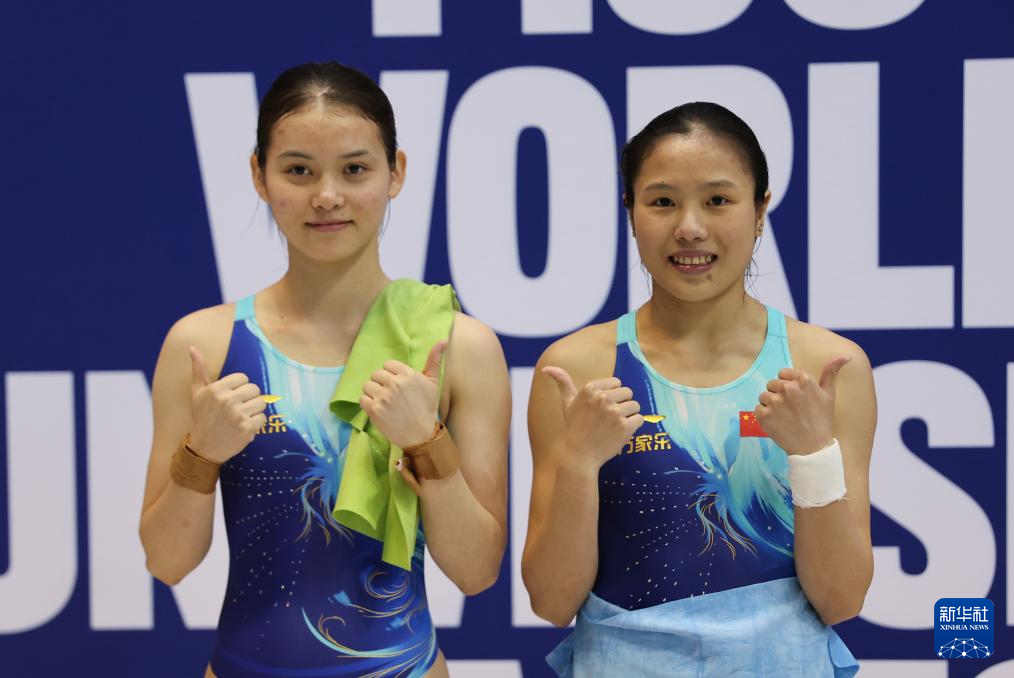 女双10米台组合为中国代表团夺得第一金