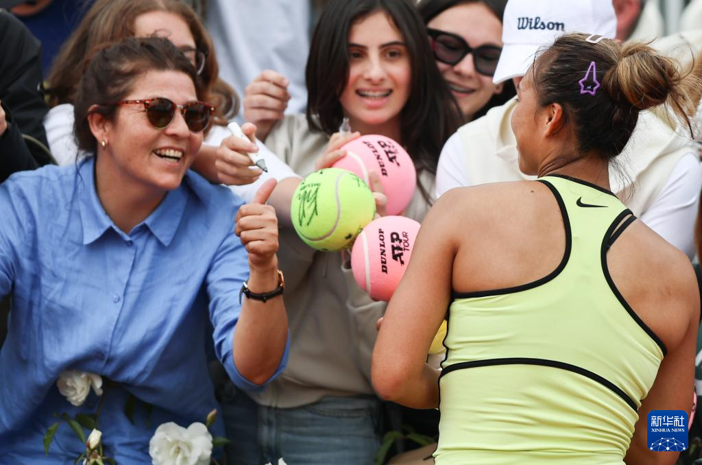 网球——WTA1000罗马站:郑钦文首轮晋级