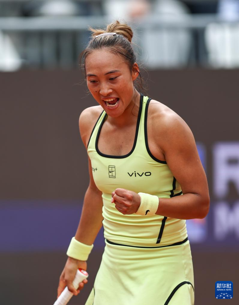 网球——WTA1000罗马站:郑钦文首轮晋级