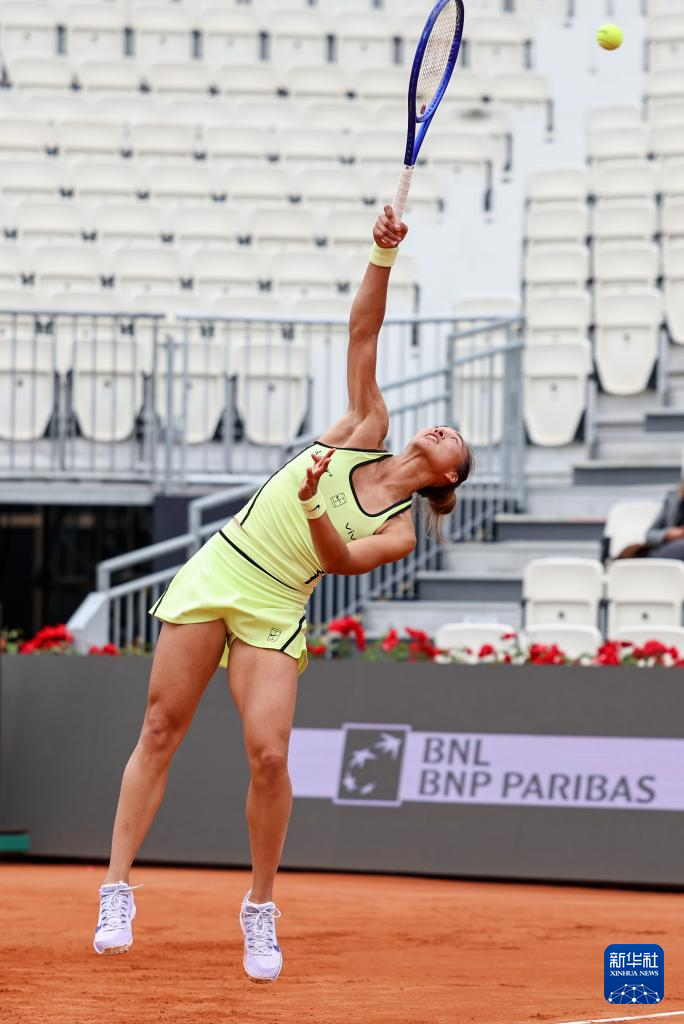 网球——WTA1000罗马站:郑钦文首轮晋级