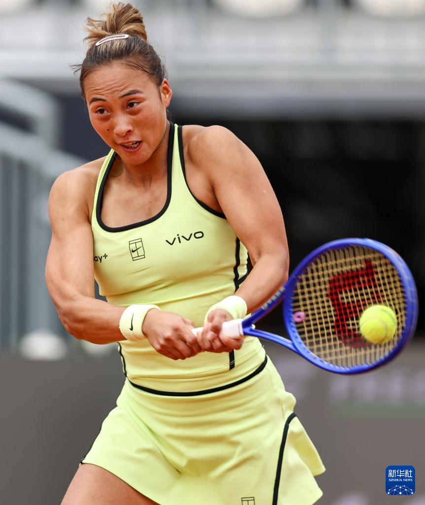 网球——WTA1000罗马站:郑钦文首轮晋级