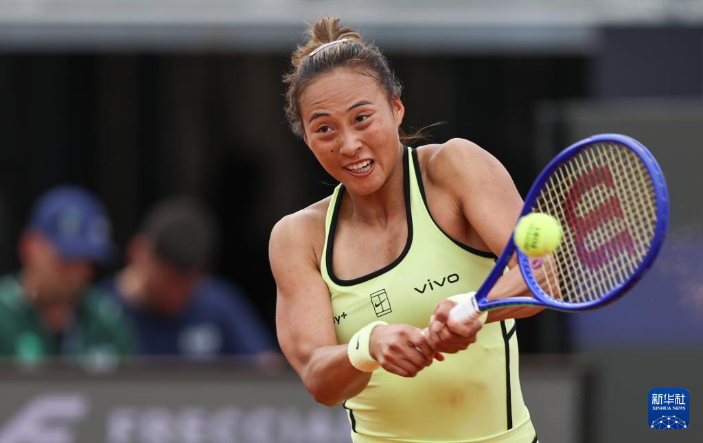 网球——WTA1000罗马站:郑钦文首轮晋级
