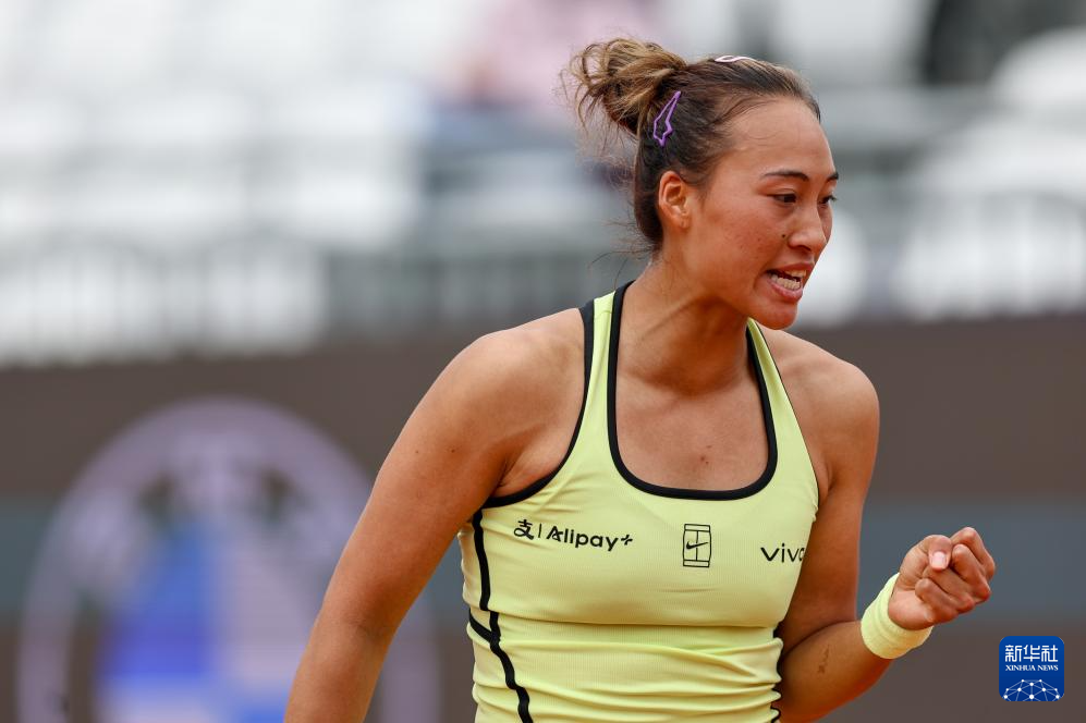 网球——WTA1000罗马站:郑钦文首轮晋级