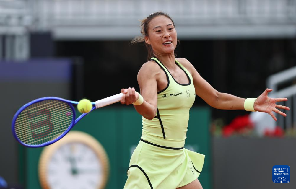 网球——WTA1000罗马站:郑钦文首轮晋级
