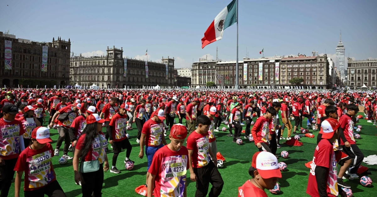 逾1万人同上足球课 墨西哥创健力士纪录